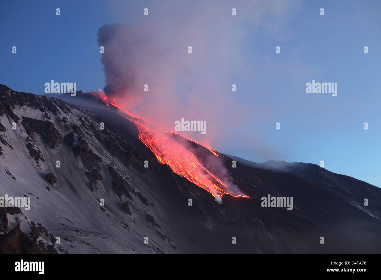 1. April 2012 - Lava fließt ins Valle del Bove am Mount Vulkan Ätna, Italien, folgende paroxysmale Eruption. Stockfoto