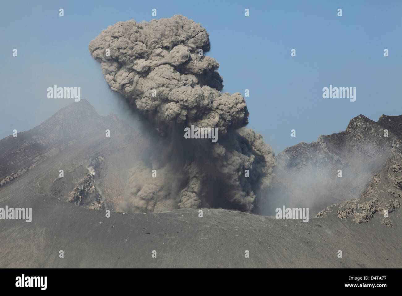 6. April 2012 - Sakurajima ausbrechenden Vulkan. Aschewolke stieg von Showa Krater am aktivsten Vulkan Japans. Stockfoto