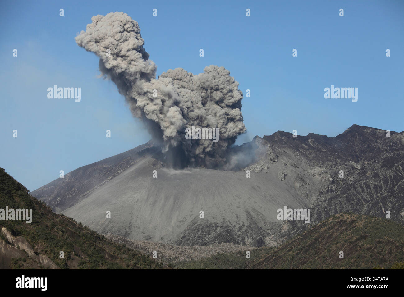 Ascheeruption Wolke vom Vulkan Sakurajima, Japan. Stockfoto