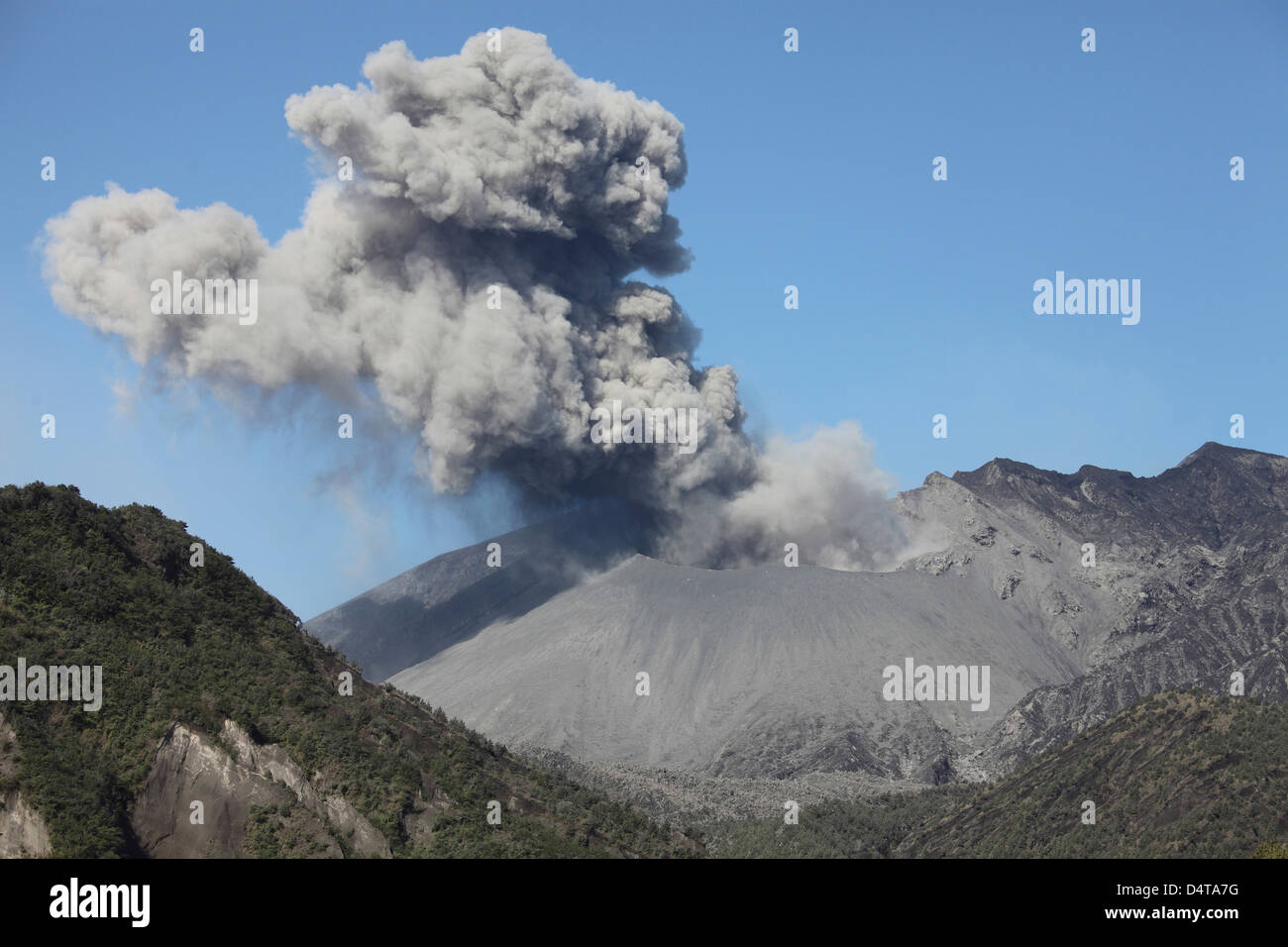 Ascheeruption Wolke vom Vulkan Sakurajima, Japan. Stockfoto
