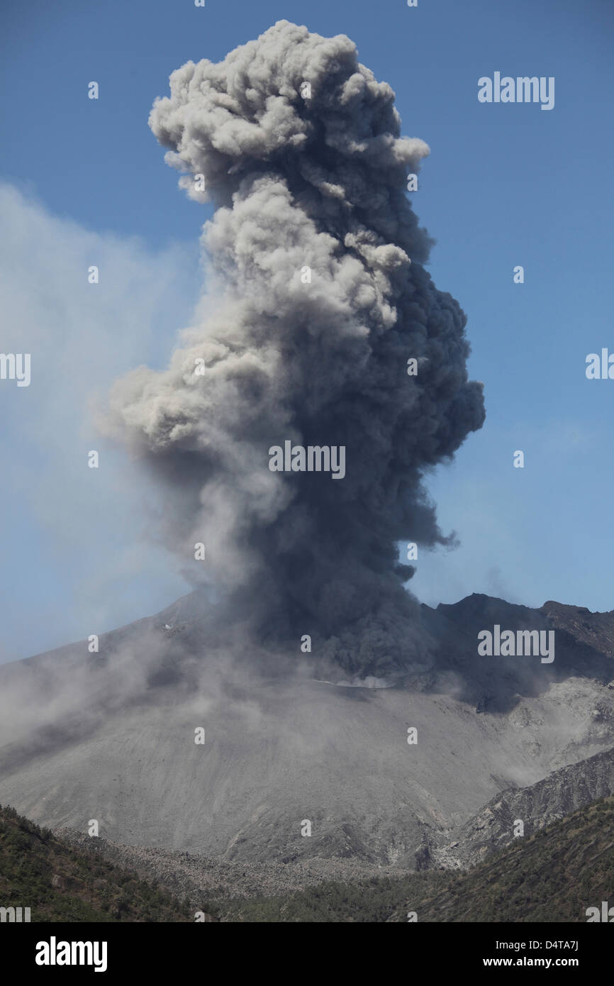 Ascheeruption Wolke vom Vulkan Sakurajima, Japan. Stockfoto