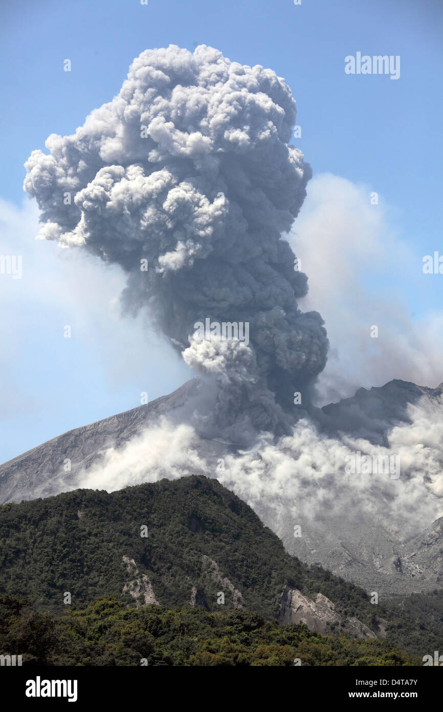 Ascheeruption Wolke vom Vulkan Sakurajima, Japan. Stockfoto