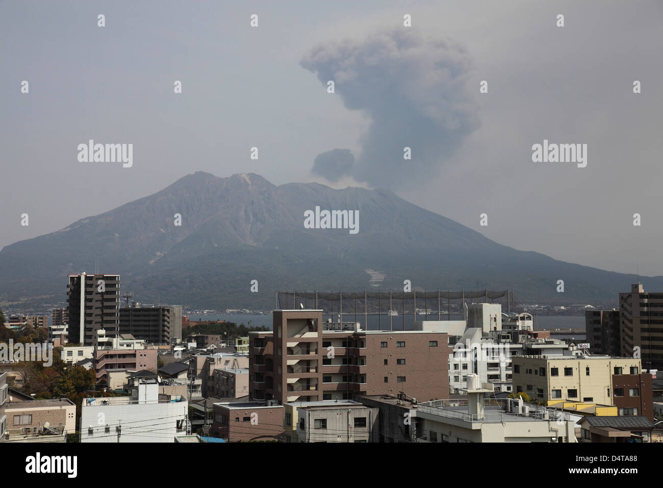 8. April 2012 - Sakurajima ausbrechenden Vulkan. Aschewolke entsteigen aktivste Vulkan Japans von Kagoshima Stadt betrachtet. Stockfoto