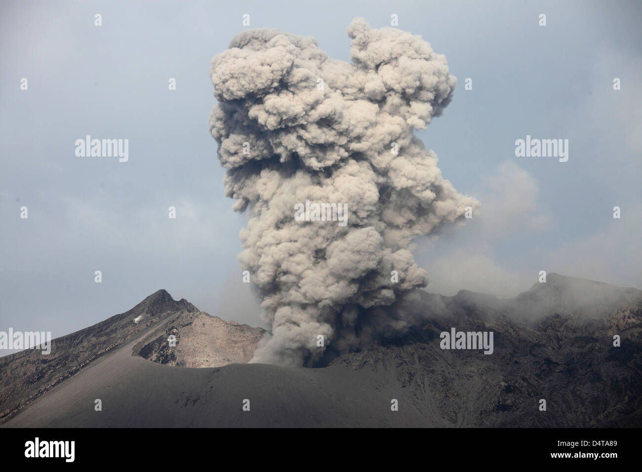 10. April 2012 - Sakurajima ausbrechenden Vulkan. Aschewolke stieg von Showa Krater am aktivsten Vulkan Japans. Stockfoto