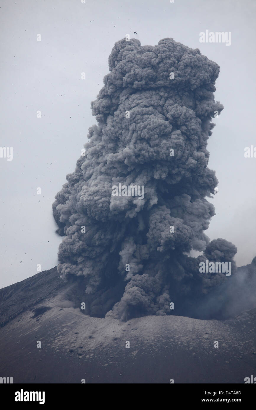 10. April 2012 - Sakurajima ausbrechenden Vulkan. Aschewolke steigt nach vulkanianische Eruption der aktivste Vulkan Japans. Stockfoto