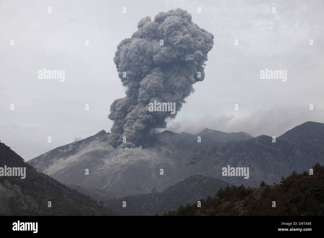 10. April 2012 - Sakurajima ausbrechenden Vulkan. Aschewolke steigt nach vulkanianische Eruption der aktivste Vulkan Japans. Stockfoto