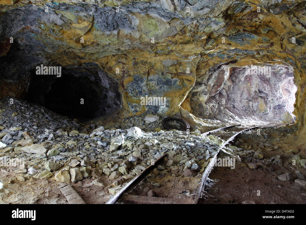 Tunnel mit verlassenen Richtungsgleise am historischen Paliorema (Alternative Schreibweise Paleorema) Schwefel mir, Milos, Griechenland. Stockfoto