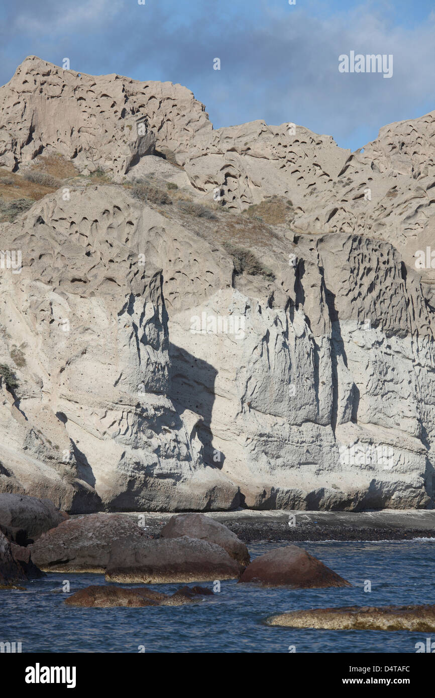 Massive verwitterten Tuff Ablagerungen entlang der Südküste von Santorini, Griechenland. Stockfoto