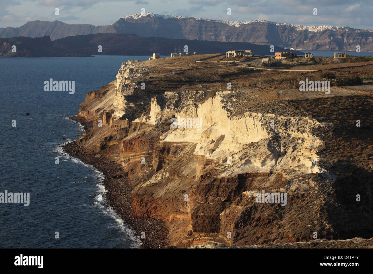 Klippen von Cape Apronisi bedeckt mit Tuff Einlagen von Minoischen Eruption des Santorini Vulkans. Stockfoto