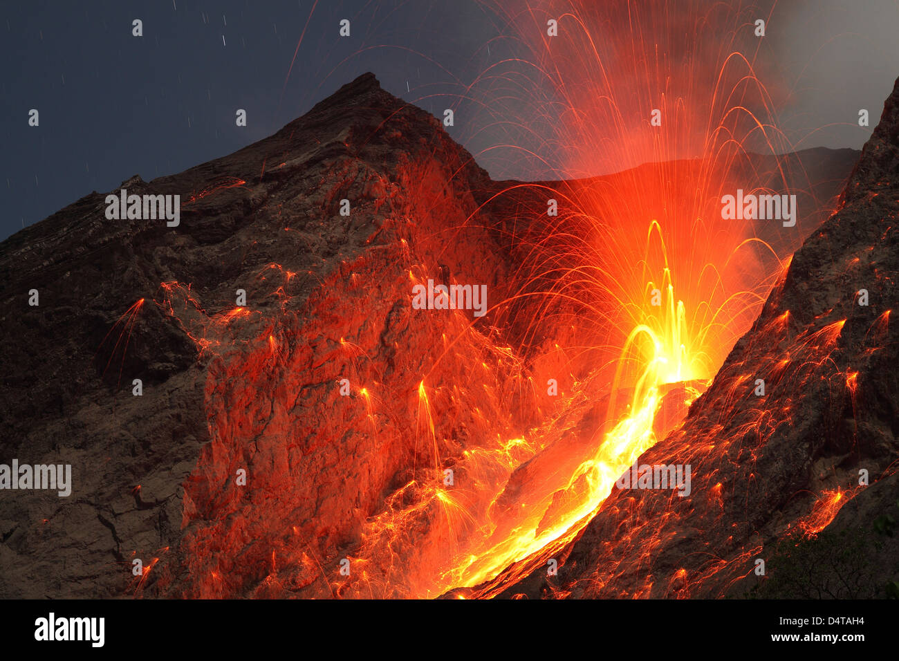 Strombolianische Typ Ausbruch des Vulkan Batu Tara, Indonesien. Stockfoto