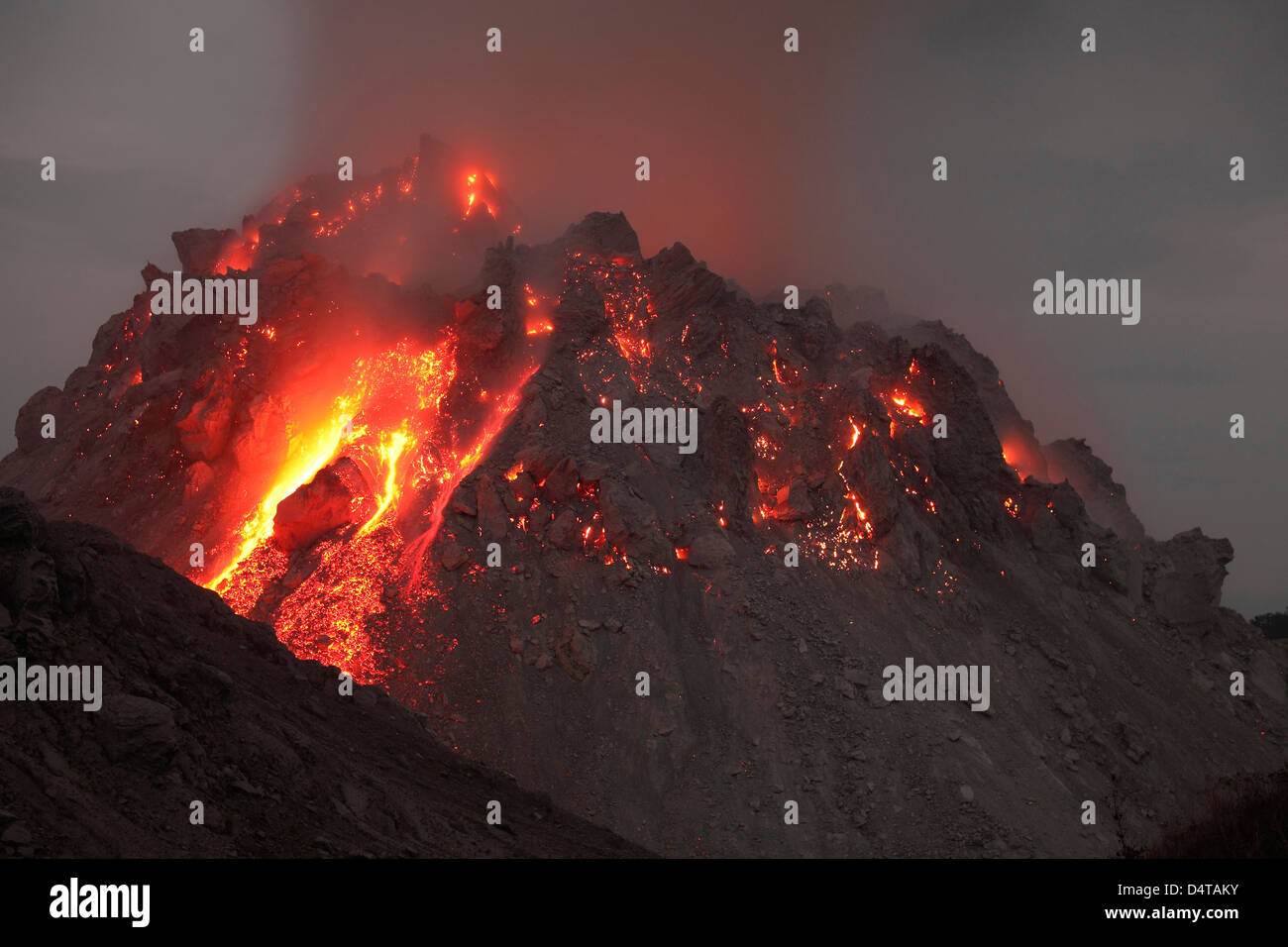 30. November 2012 - Rerombola glühende Lava-Dome Paluweh Vulkan Eruption im Jahr 2012, Flores, Indonesien. Stockfoto