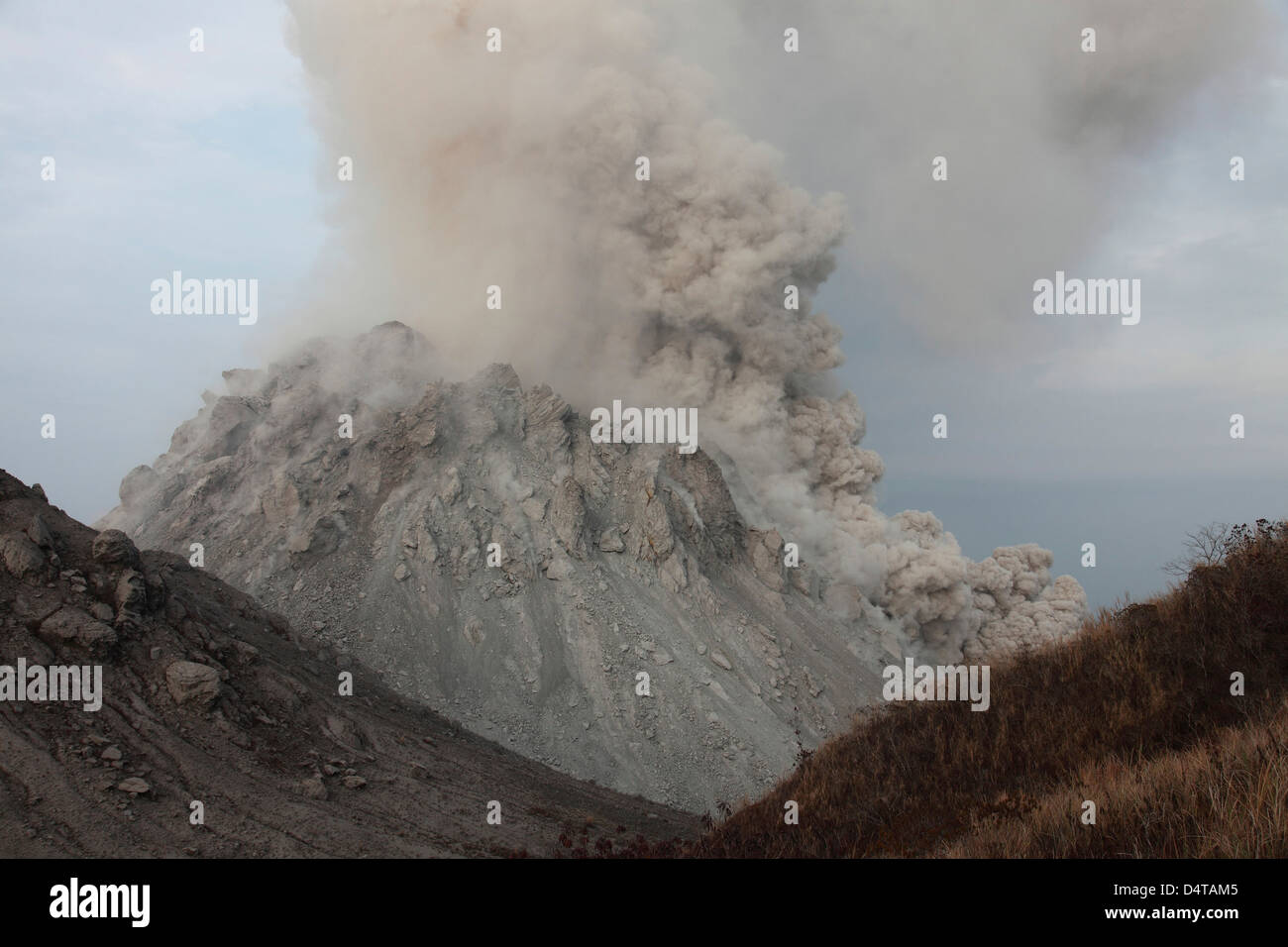 1. Dezember 2012 - Glutlawine absteigenden Flanke des Rerombola Lava-Dome des Paluweh Vulkans, Flores, Indonesien. Stockfoto