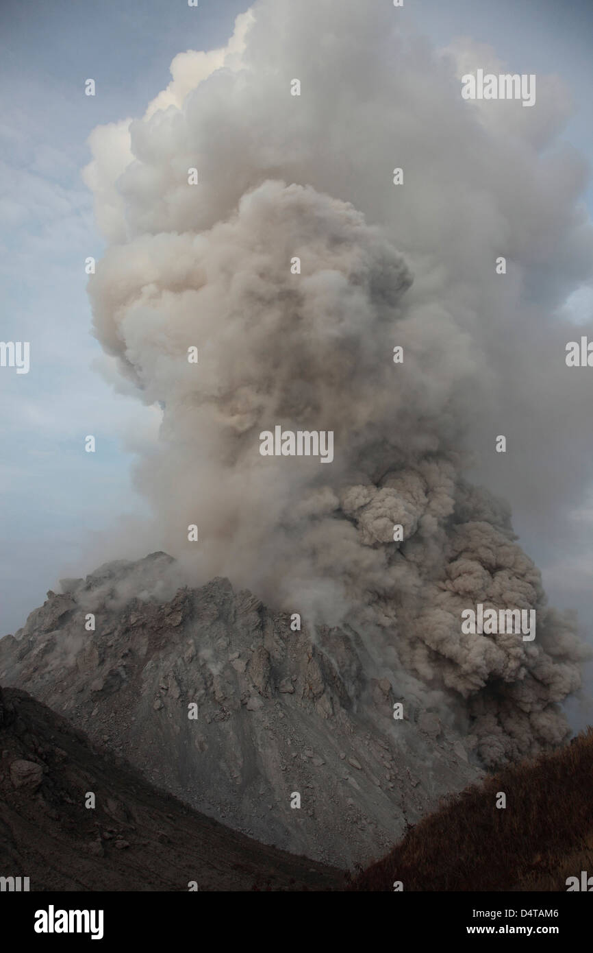 1. Dezember 2012 - Glutlawine absteigenden Flanke des Rerombola Lava-Dome des Paluweh Vulkans, Flores, Indonesien. Stockfoto