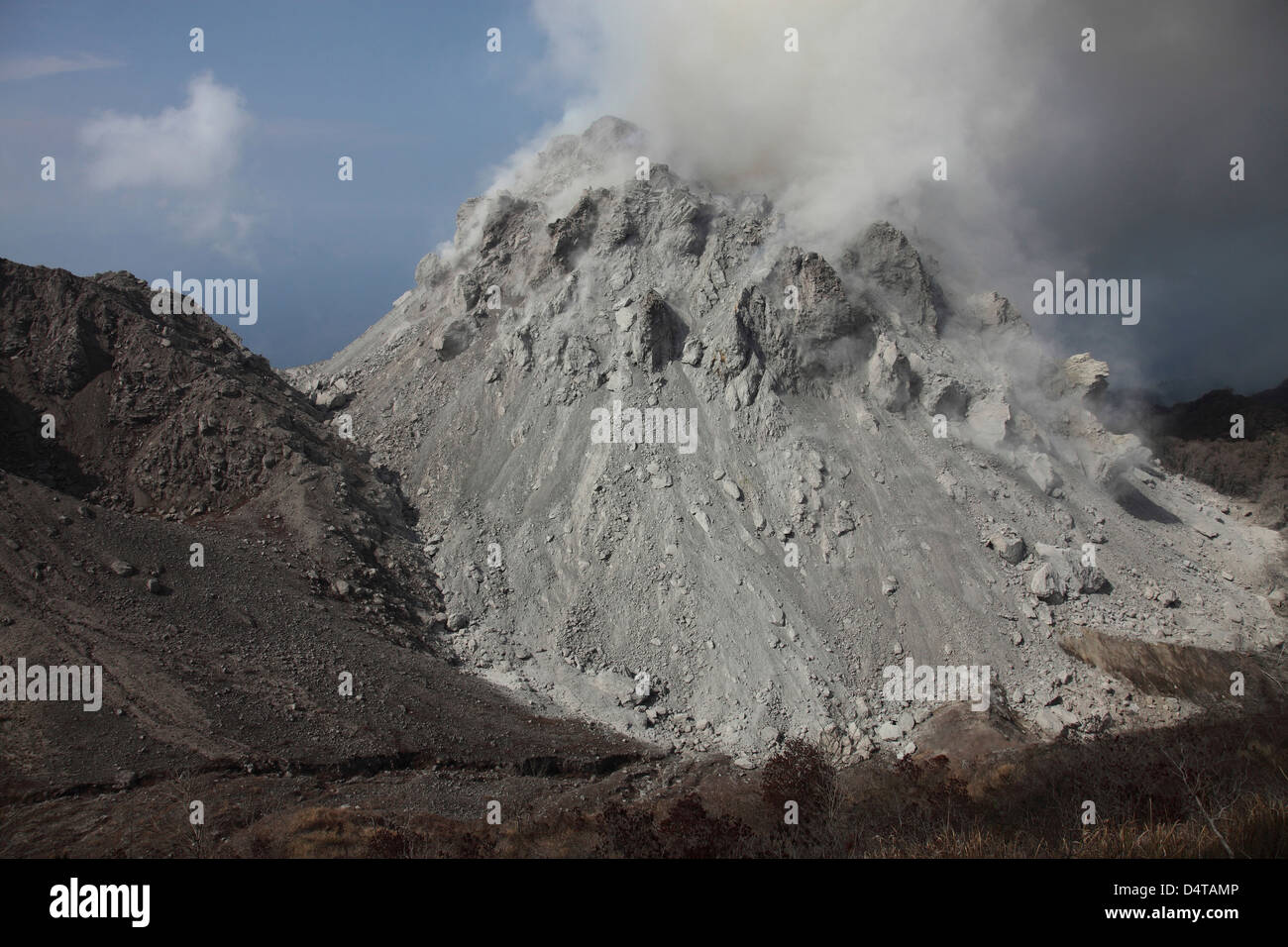 Entgasung Rerombola Lava-Dome des Paluweh Vulkans, Indonesien. Stockfoto