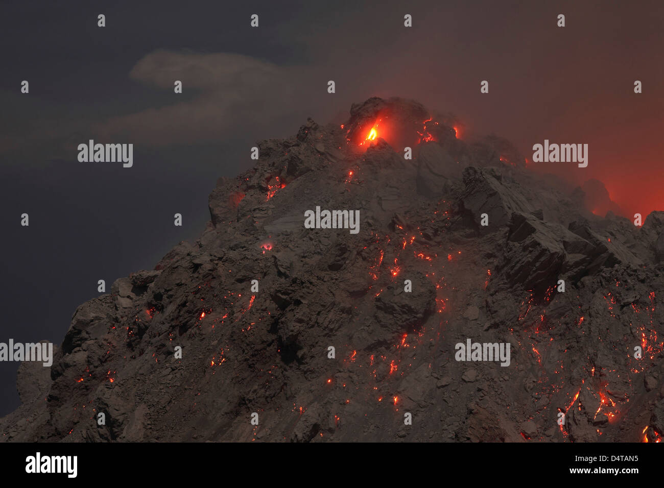 1. Dezember 2012 - leuchtenden Gipfel des Rerombola-Lava-Dome Paluweh Vulkan Eruption im Jahr 2012, Flores, Indonesien. Stockfoto