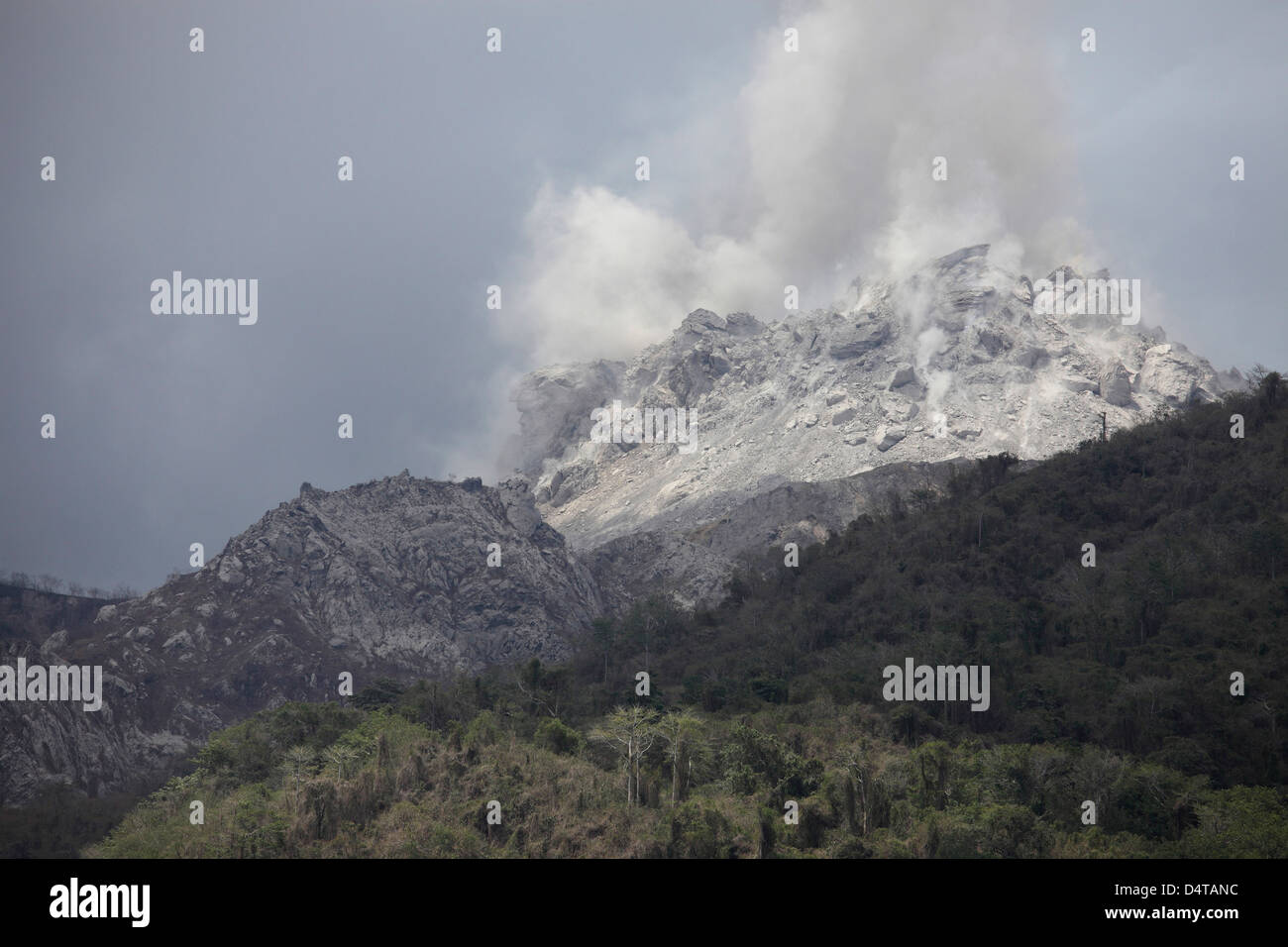 Entgasung Rerombola Lava-Dome des Paluweh Vulkans, Flores, Indonesien. Stockfoto