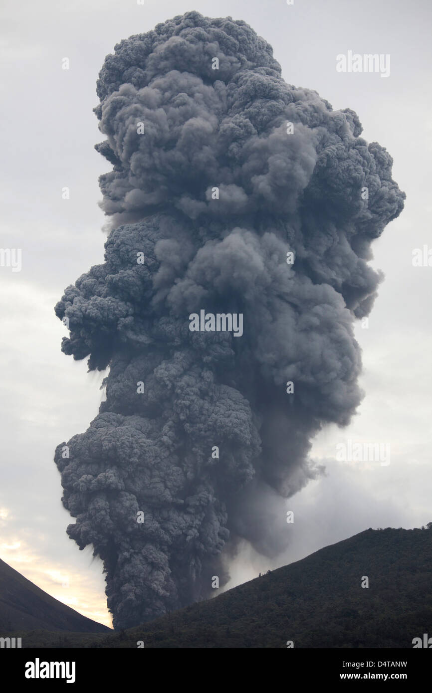 Aschewolke steigt vom Tompaluan-Krater am Vulkan Lokon-Empung, Indonesien. Stockfoto