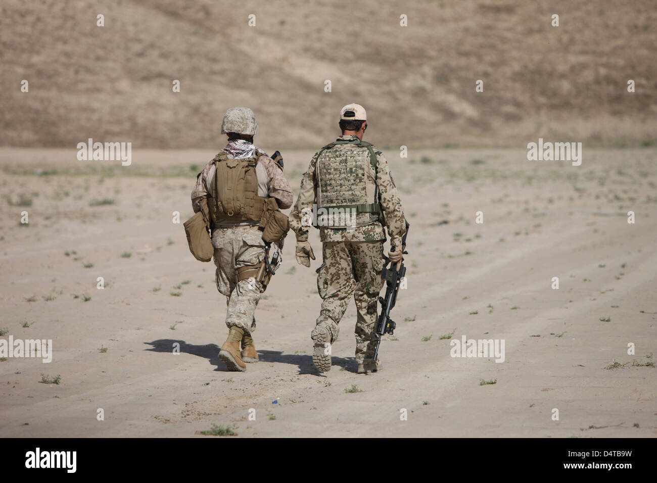 US-Marine und deutsche Koalition Soldaten gehen in ein Wadi in der Nähe von Kunduz, Afghanistan. Stockfoto