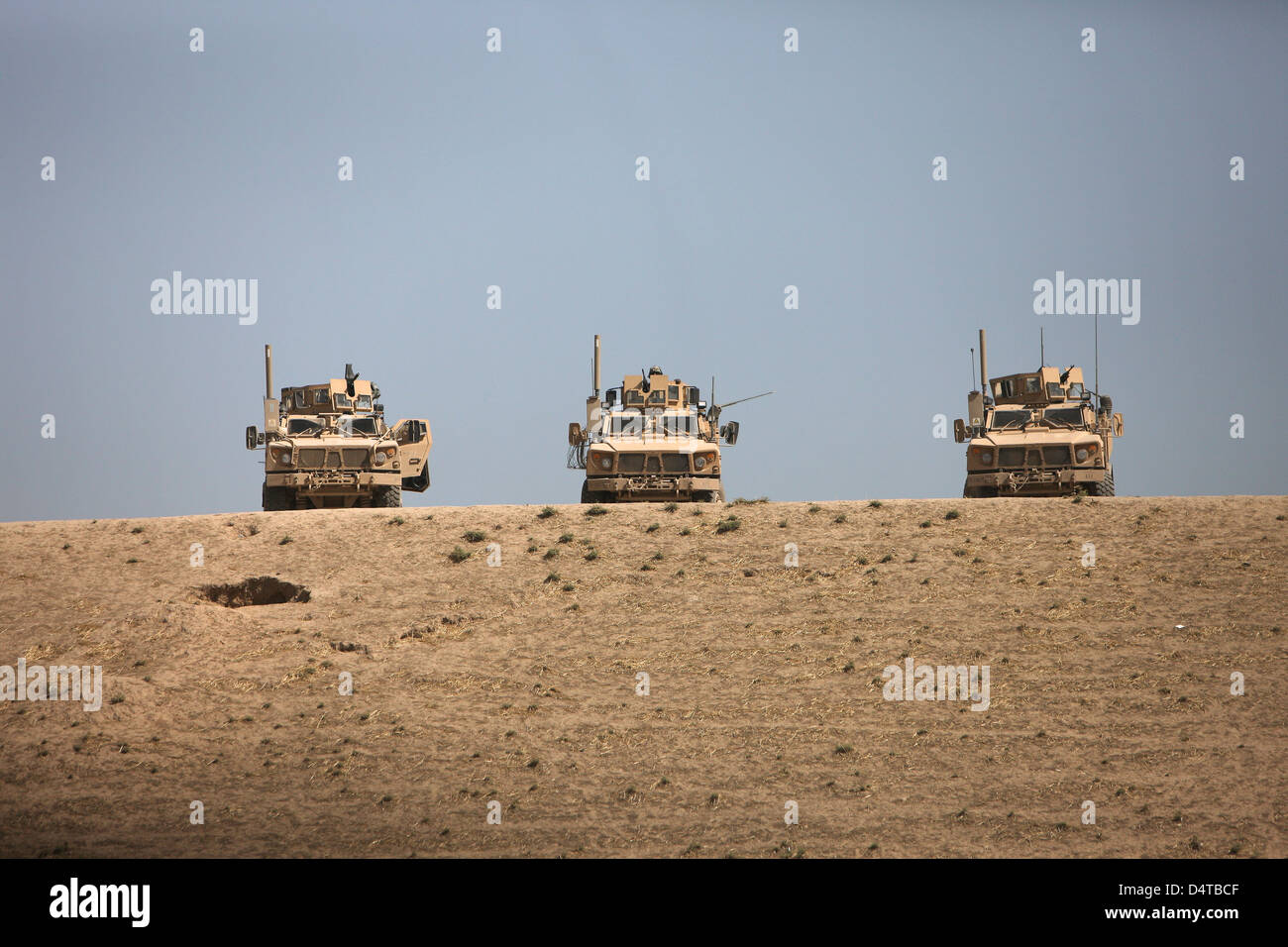 Drei M-ATV bewachen die Spitze des Wadi in der Nähe von Kunduz, Afghanistan. Stockfoto