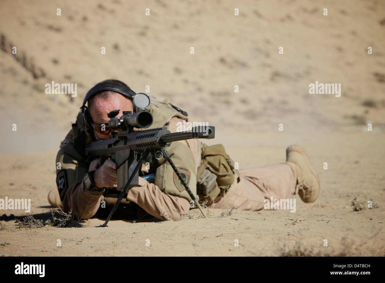 Ein US-Auftragnehmer Sehenswürdigkeiten in einem Barrett M82A1 Gewehr auf einer Palette in Kunduz, Afghanistan. Stockfoto
