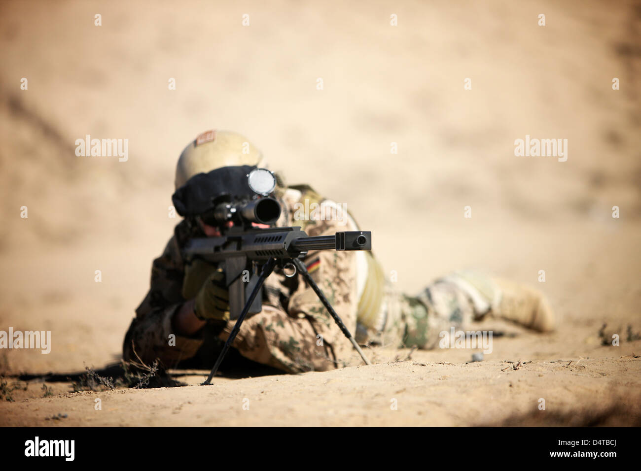 Ein deutscher Soldat Sehenswürdigkeiten in einem Barrett M82A1 Gewehr auf einer Palette in Kunduz, Afghanistan. Stockfoto