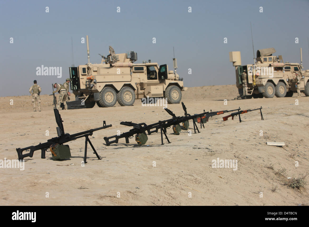 Allzweck PK 7,62 mm Maschinengewehre und RPK Kalashnikov Gewehre sitzen auf einem Schießplatz in Kunduz, Afghanistan bereit. Stockfoto