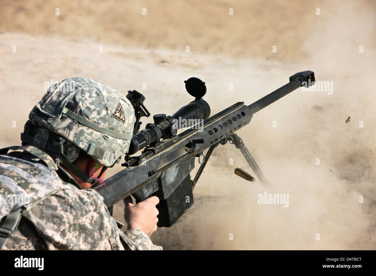 Ein Soldat der US-Armee feuert eine Barrett M82A1 Gewehr auf einer Palette, Kunduz, Afghanistan. Stockfoto
