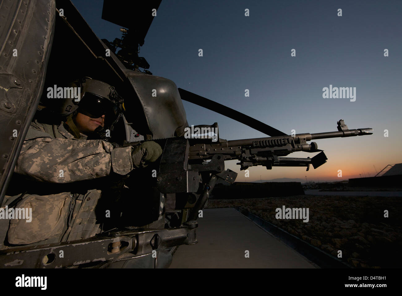 Kunduz, Afghanistan - A UH - 60L Blackhawk Tür Kanonier mans eine M - 240G-Maschinengewehr. Stockfoto