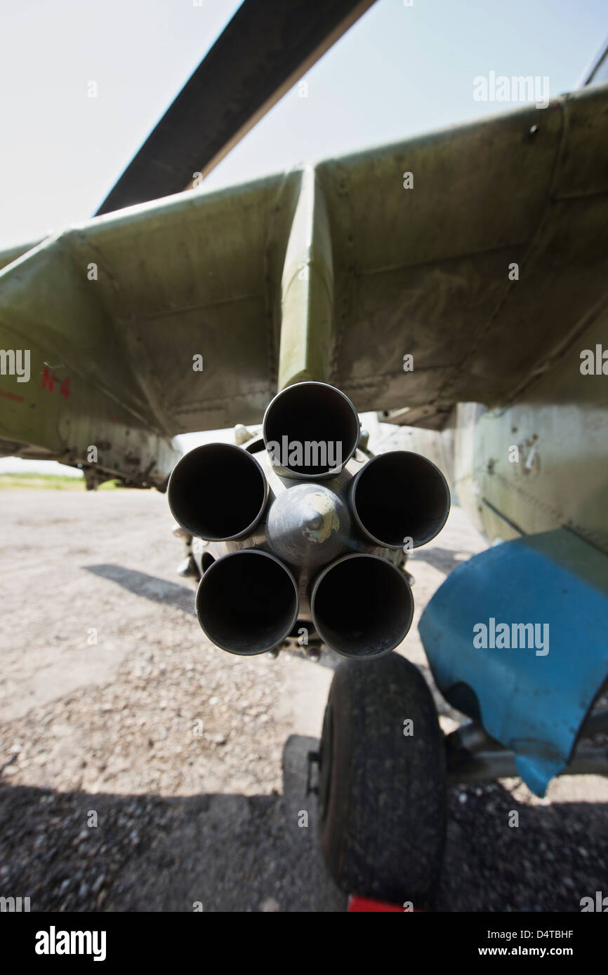 Nahaufnahme des Rocket Pods auf ein Mi-35-Kampfhubschrauber. Stockfoto