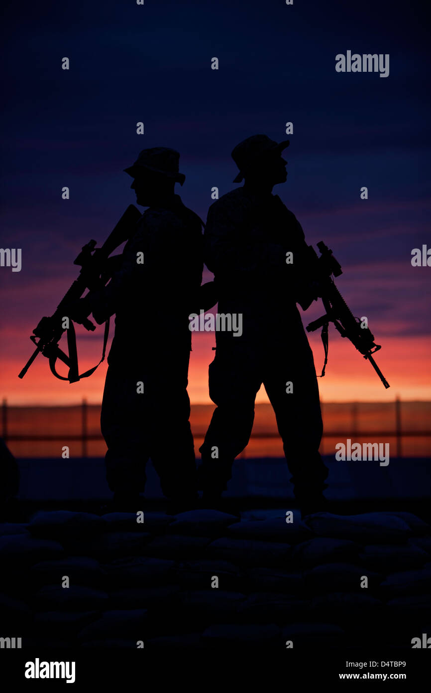 Silhouette der US-Marines auf einem Bunker bei Sonnenuntergang in Nordafghanistan. Stockfoto