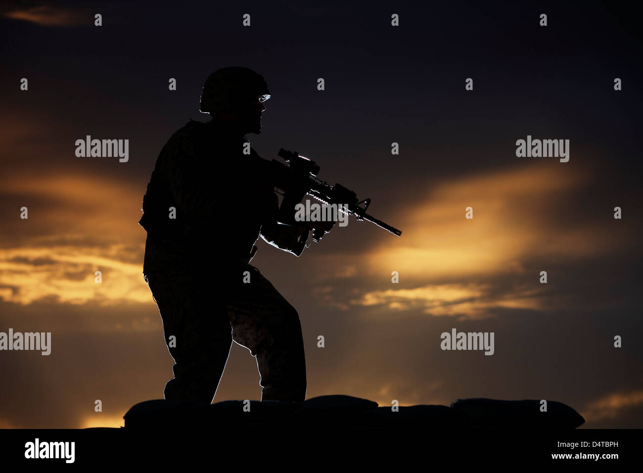 Teilweise Silhouette US-Marine auf einem Bunker in Nordafghanistan. Stockfoto