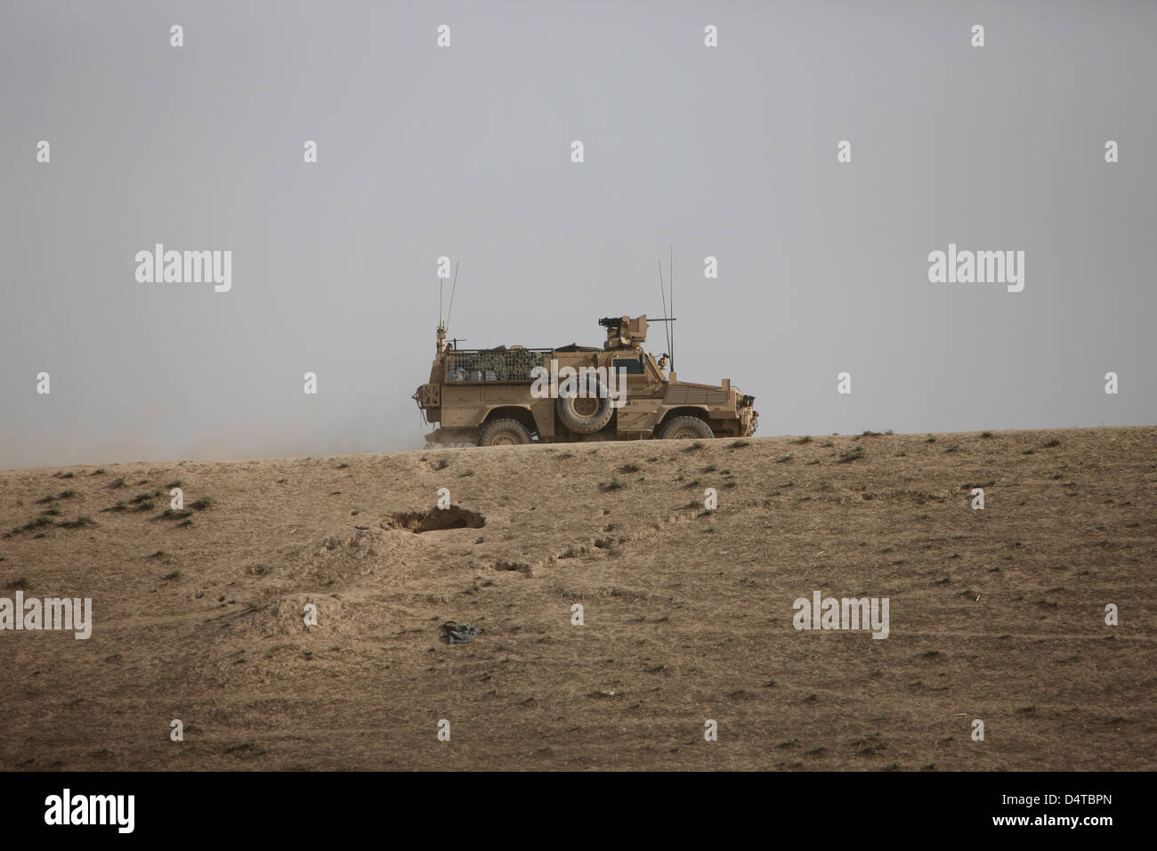 Eine MRAP Fahrzeug Patrouillen den Grat des Wadi in der Nähe von Kunduz, Afghnanistan. Stockfoto