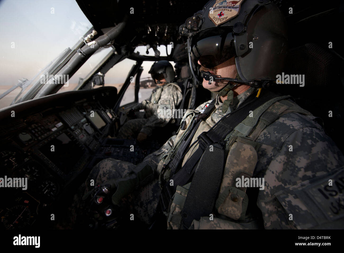 Kunduz, Afghanistan - Pilot im Cockpit ein UH - 60L Blackhawk-Hubschrauber. Stockfoto