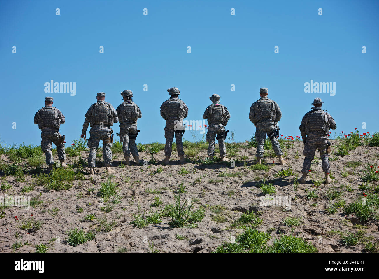 Rückansicht des US-Soldaten mit Blick auf die Seite von Kundus RTC Range, Afghanistan. Stockfoto