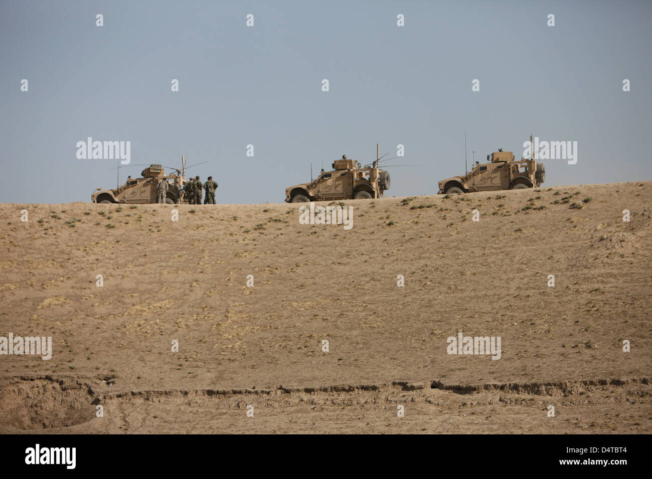 Drei M-ATV bewachen die Spitze des Wadi in der Nähe von Kunduz, Afghanistan. Stockfoto