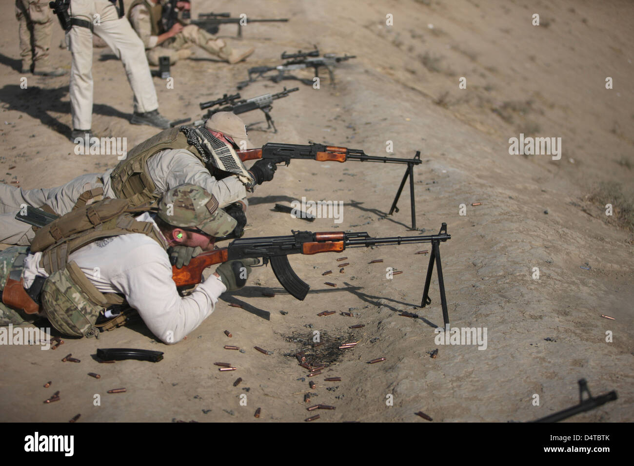 US Navy EOD Soldaten feuern eine russische 7.62x39mm RPK Kalaschnikow Maschinengewehr auf dem Schießplatz in Kunduz, Afghanistan. Stockfoto