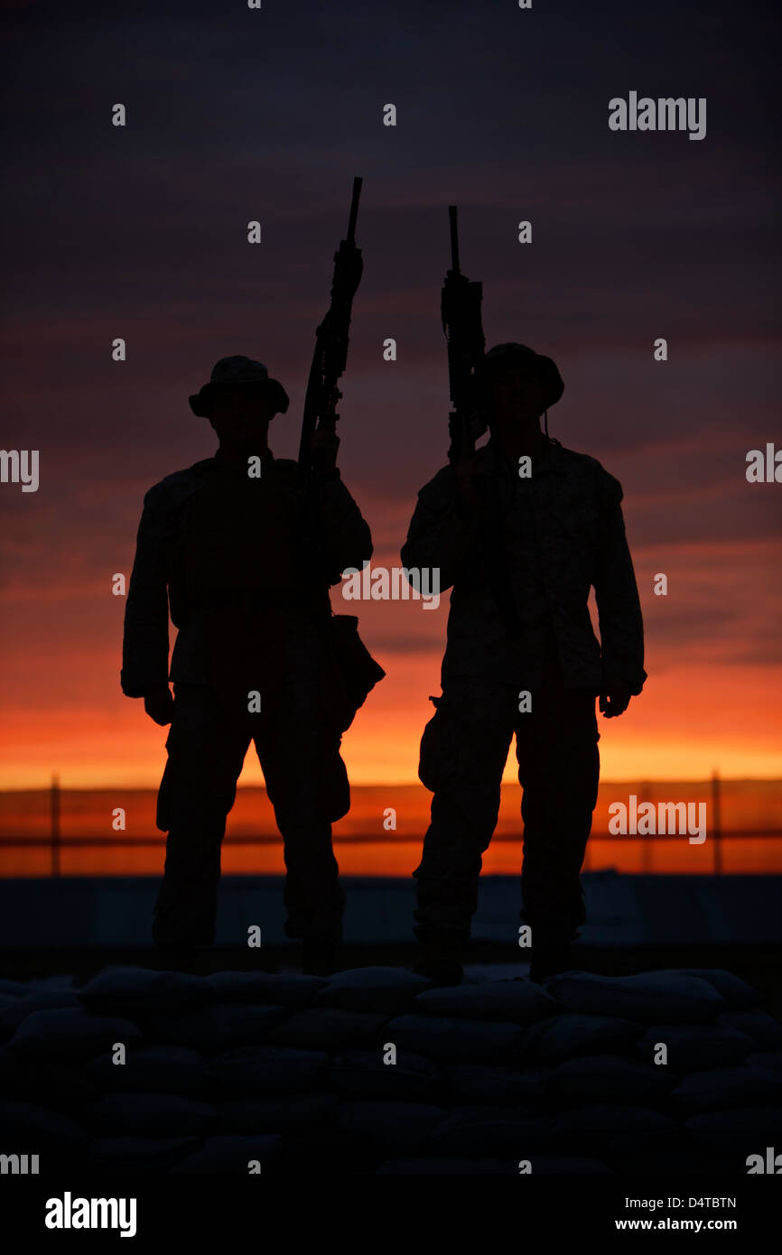 Silhouette der US-Marines auf einem Bunker bei Sonnenuntergang in Nordafghanistan. Stockfoto