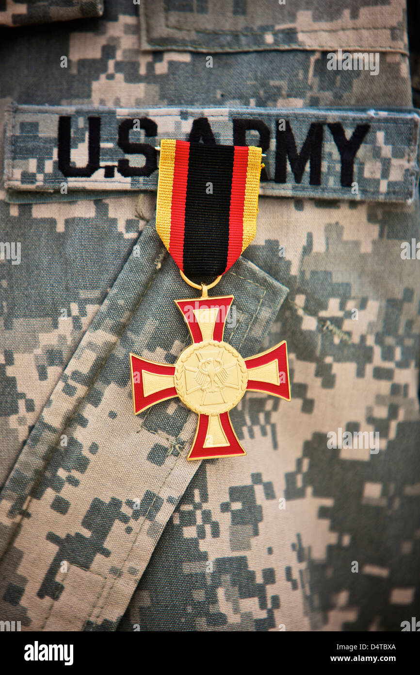 Nahaufnahme Deutsch Gold Kreuz getragen durch ein Soldat der US-Armee. Stockfoto