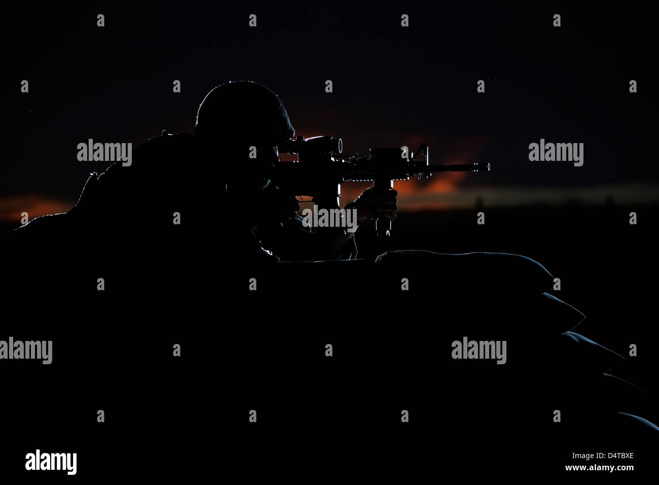 Teilweise Silhouette US-Marine auf einem Bunker in Nordafghanistan. Stockfoto