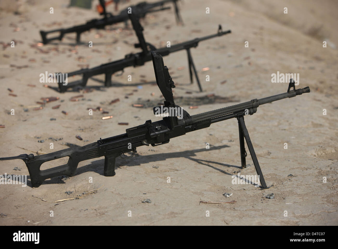 Allzweck PK 7,62 mm Maschinengewehre stehen bereit, auf einem Schießplatz in Kunduz, Afghanistan. Stockfoto