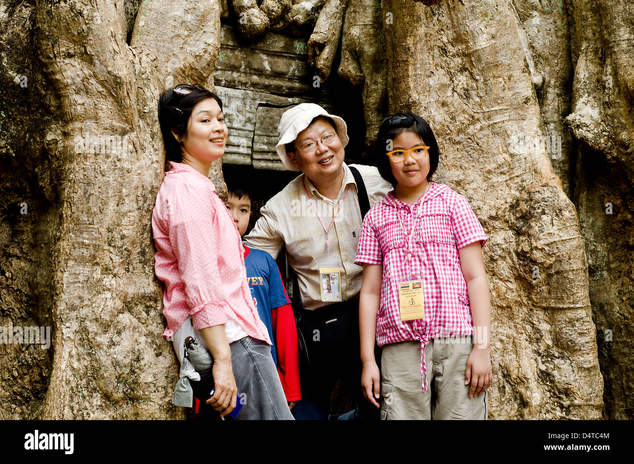 Touristen an der Vorderseite des Ta Prohm Tempel, Angkor Komplex, Kambodscha Stockfoto