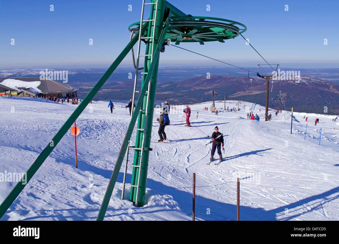 Skifahrer am Coire Na Zistrose Schlepplift Schlepplifte, Cairngorm Mountain Ski Centre, Aviemore, Schottisches Hochland UK Stockfoto