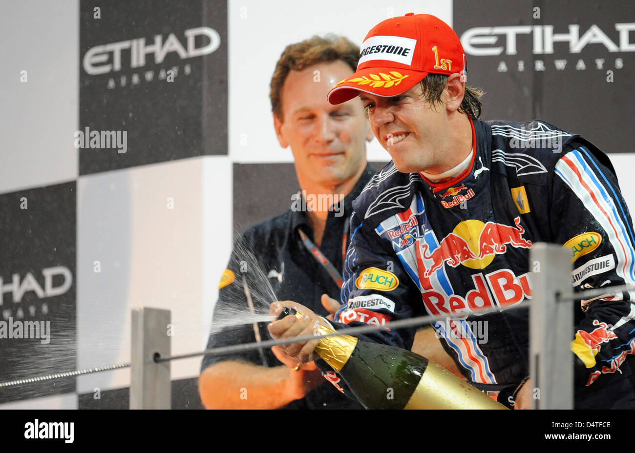 Deutsche Formel1-Fahrer Sebastian Vettel Red Bull Racing (R) und Team principal Christian Horner (L) feiert seinen Sieg auf dem Podium am Yas Marina Circuit in Abu Dhabi, Vereinigte Arabische Emirate, 1. November 2009. Das Mädchen war Formel 1 Abu Dhabi Grand Prix 1. November 2009 statt. Foto: Peter Steffen Stockfoto