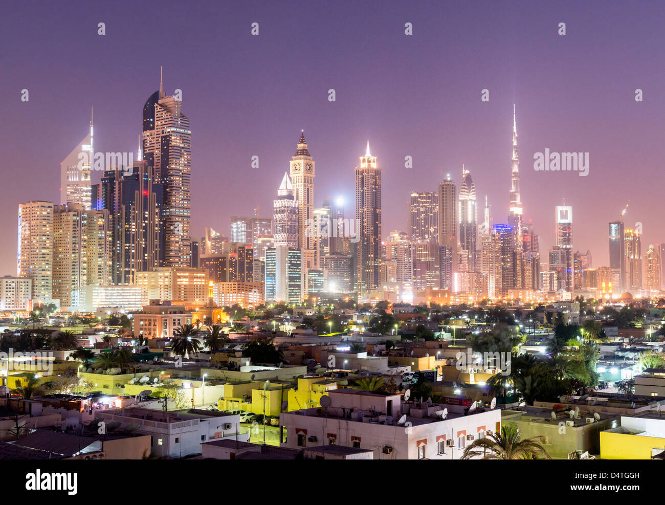 Nachtansicht über Al Satwa Altstadt in Richtung moderne Skyline von Dubai mit Wolkenkratzern in Vereinigte Arabische Emirate Stockfoto