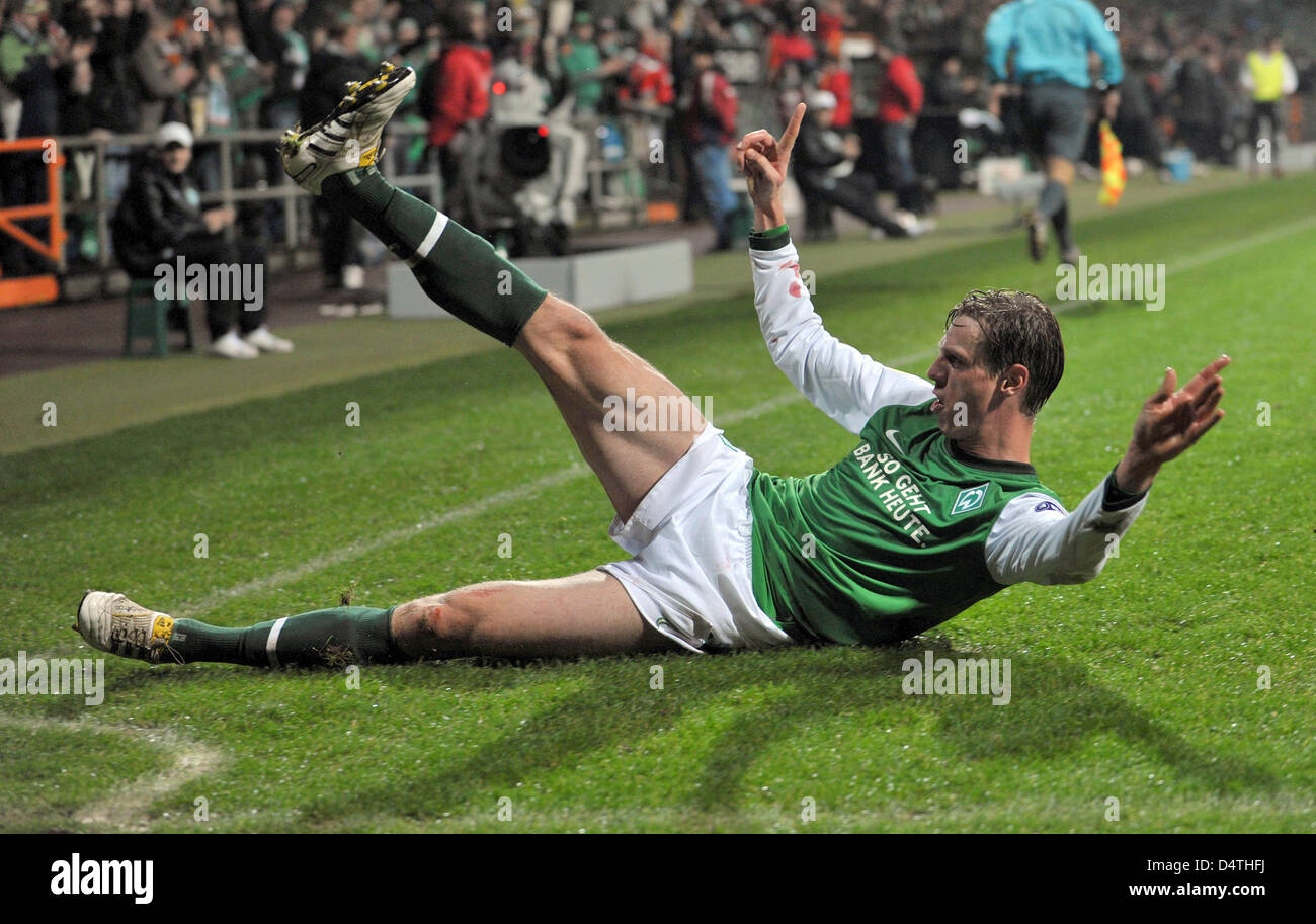 Bremen? s Tim Borowski feiert seinen 1: 0 in der UEFA Europa League Gruppe entsprechen SV Werder Bremen Vs Austria Wien im Weser-Stadion in Bremen, Deutschland, 5. November 2009. Bremen gewann das Spiel 2: 0. Foto: Carmen Jaspersen Stockfoto