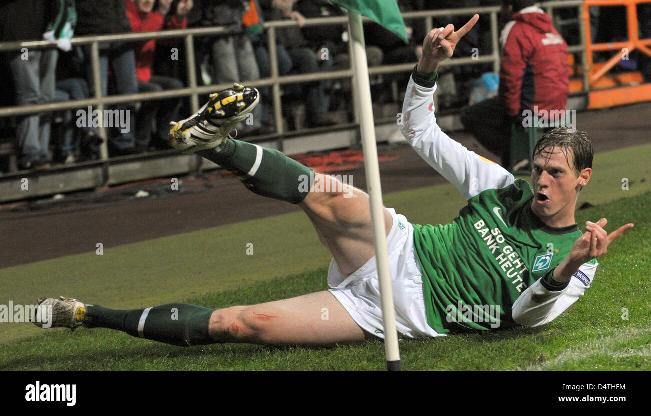 Bremen? s Tim Borowski feiert seinen 1: 0 in der UEFA Europa League Gruppe entsprechen SV Werder Bremen Vs Austria Wien im Weser-Stadion in Bremen, Deutschland, 5. November 2009. Bremen gewann das Spiel 2: 0. Foto: Carmen Jaspersen Stockfoto