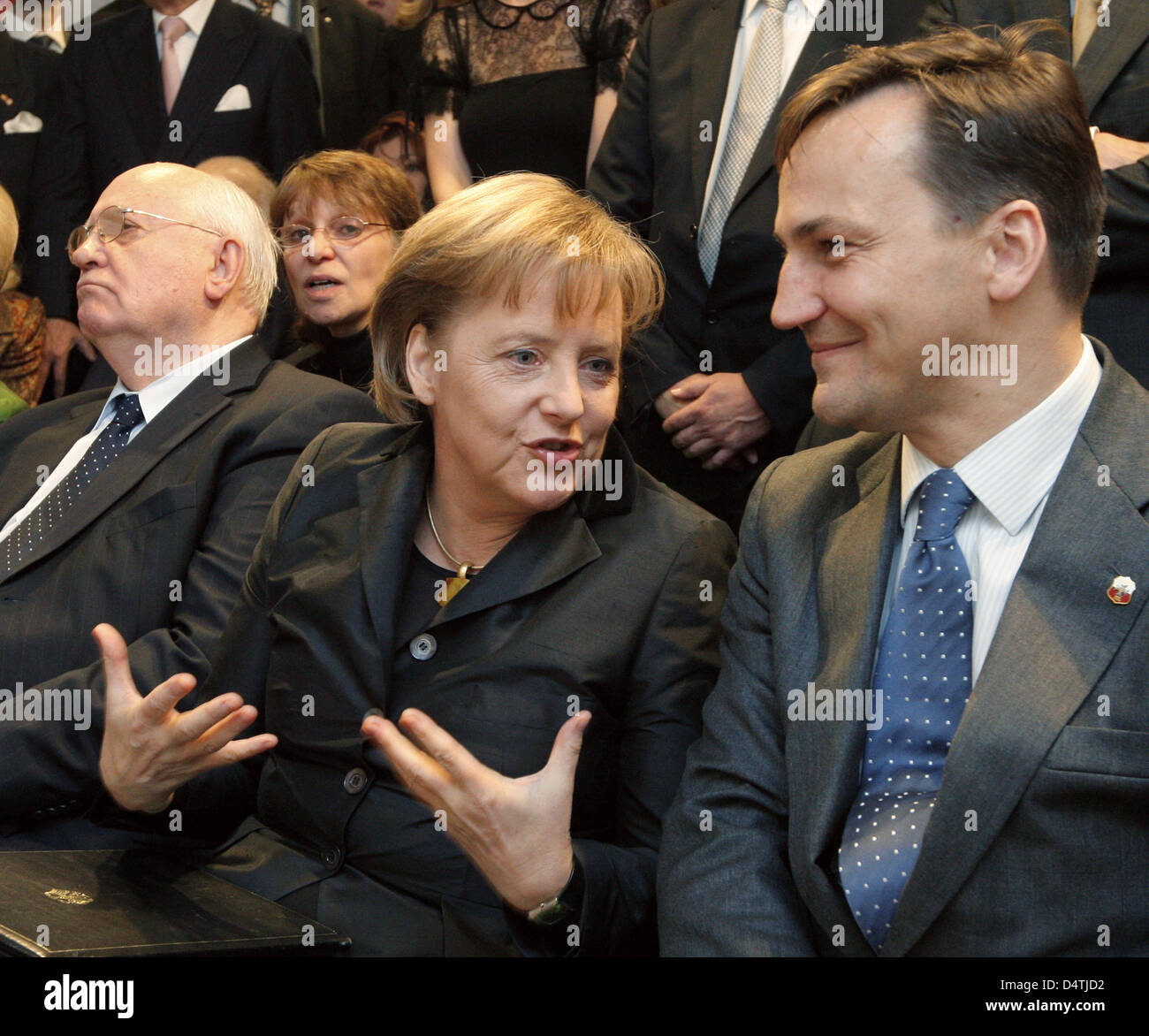 Bundeskanzlerin Angela Merkel (C), der polnische Außenminister Radoslav Sikorski (R) und ehemaligen sowjetischen Präsidenten Michail Gorbatschow (L) in das deutsch-deutsche Museum Villa Schöningen an der Glienicker Brücke zwischen Berlin und Potsdam, Deutschland, 8. November 2009 abgebildet. Die Nacht vor dem Fall der Berliner Mauer wurde das Museum eröffnet. Die Glienicker Brücke diente als ein Austausch statt f Stockfoto