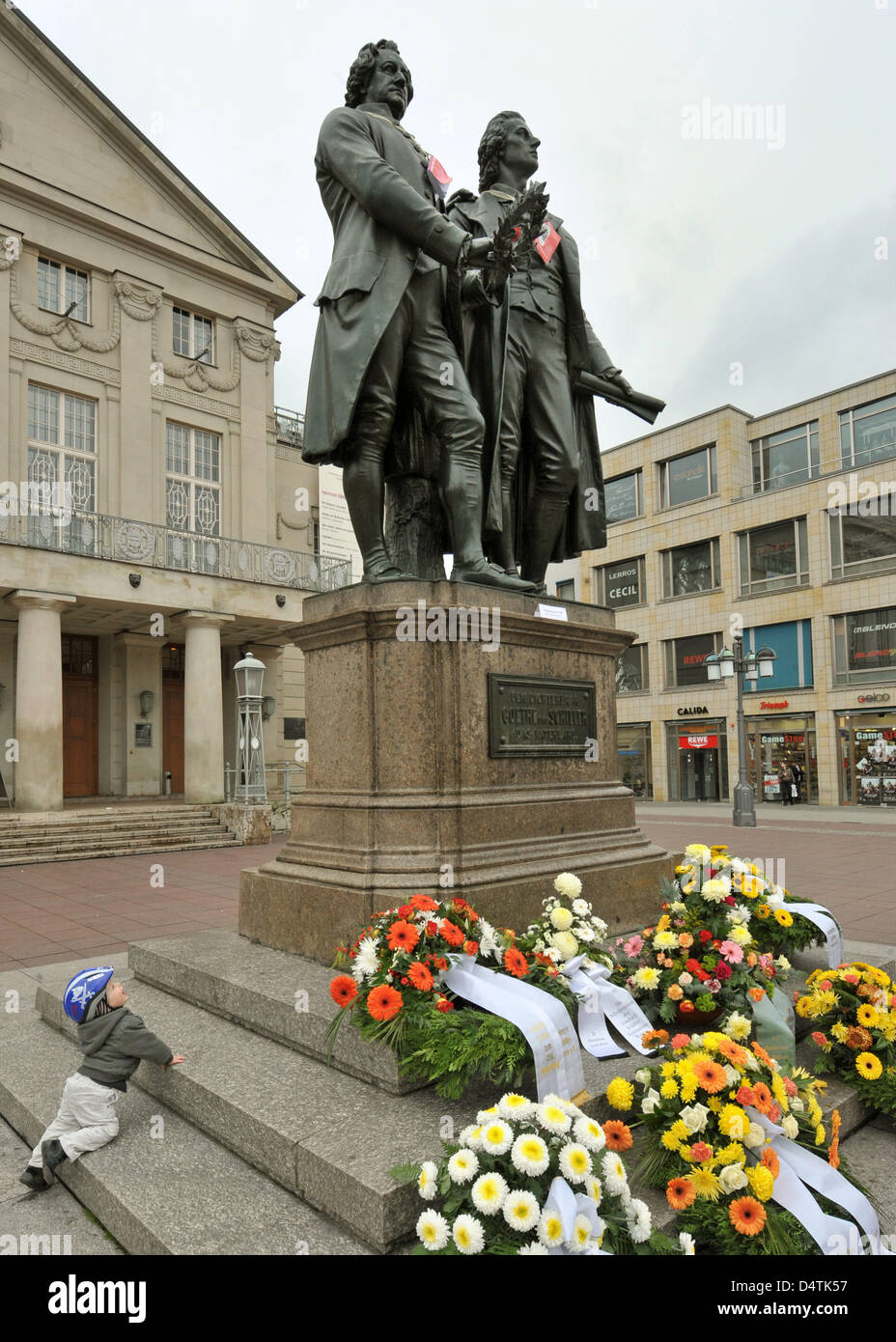 Schulerinnen Und Schuler Aus Weimar Legen Kranze Vor Dem Goethe