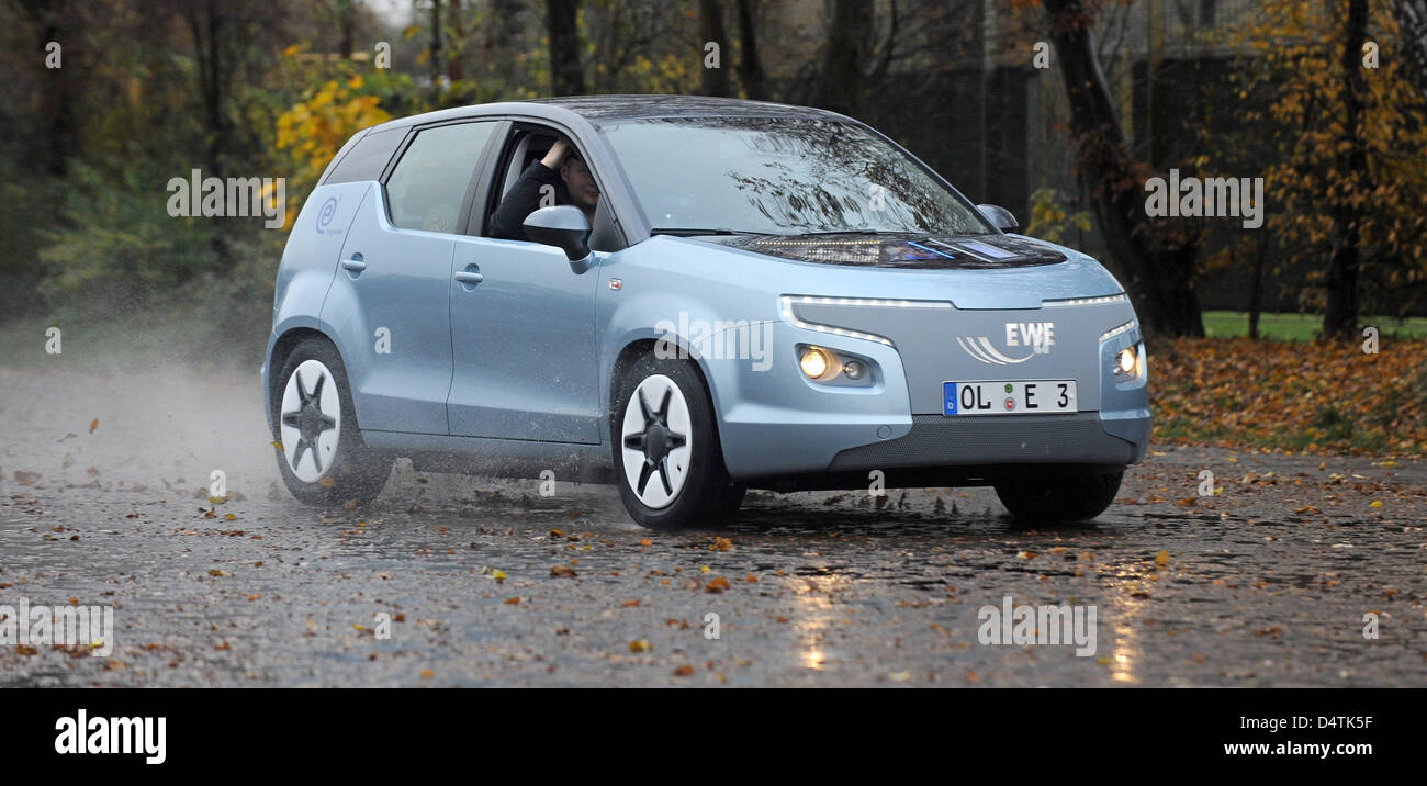 Das neue Elektro-Auto? EWE E3? Während seiner offiziellen Präsentation in Bremen, Deutschland, 10. November 2009. Die E3 ist eine Koproduktion zwischen Oldenburg ansässige Energieversorger EWE und maroden Osnabrück ansässige Automobilzulieferer Karmann. Höchstgeschwindigkeit ist auf 140km mit einer maximalen Reichweite von 150 km Foto angegeben: INGO WAGNER Stockfoto