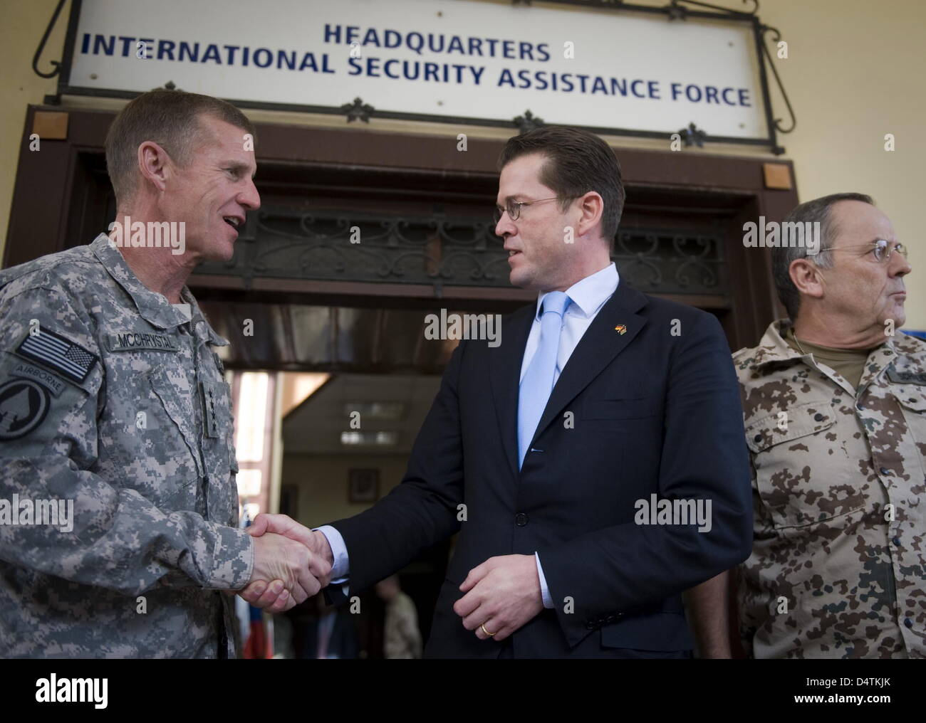 German Defence Minister Karl-Theodor Zu Guttenberg (C) trifft ISAF-Kommandeur US-General Stanley McChrystal (L) und Generalinspekteur der Bundeswehr Wolfgang Schneiderhan im ISAF-Hauptquartier in Kabul, Afghanistan, 12. November 2009. Guttenberg ist bei einem kurzen Besuch in Afghanistans Präsident Karzai und deutschen Soldaten im Norden Afghanistans unter massiven Sicherheitsvorkehrungen treffen Stockfoto